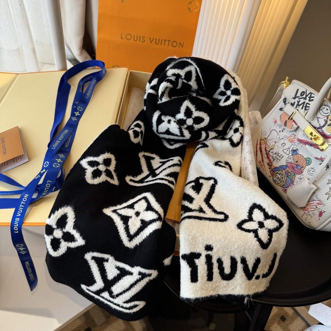 Louis Vuitton Black & Ivory Monogram Scarf — detail